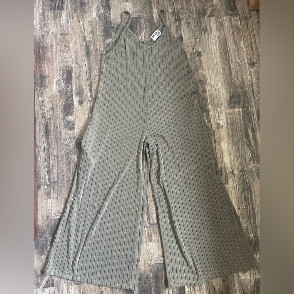 women’s wide leg romper, Brand Bucket List, size medium, EUC